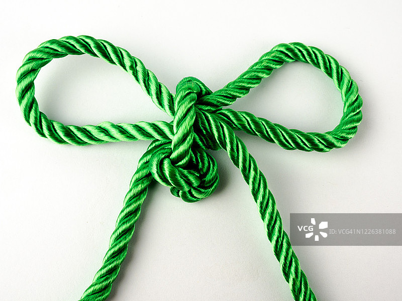 黄色背景上的领带图片素材