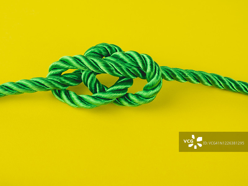 黄色背景上的水手结图片素材