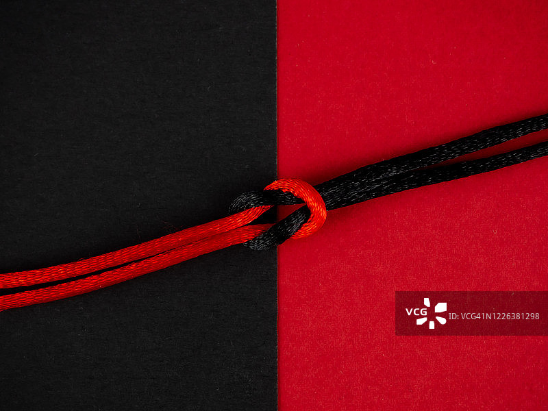 红色和黑色细绳的结图片素材