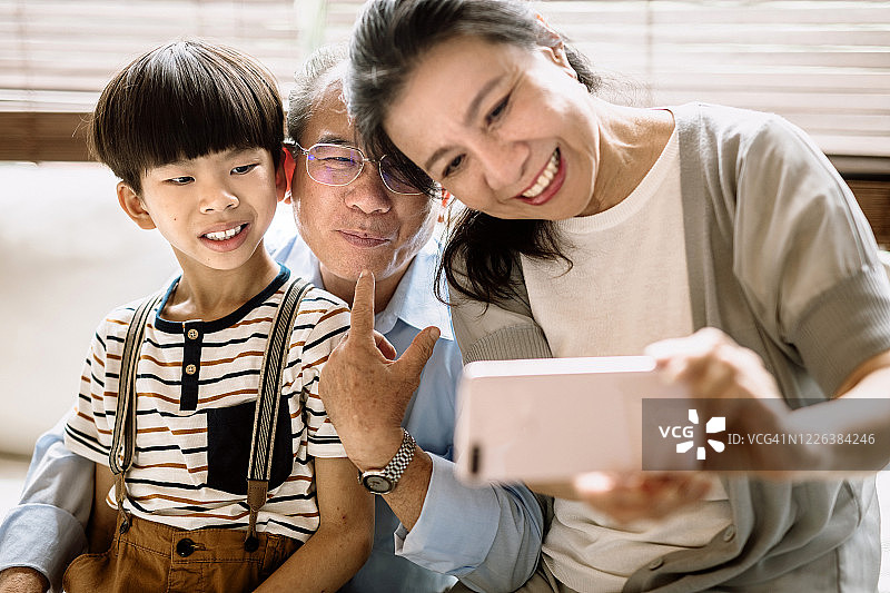 和祖父母一起自拍图片素材