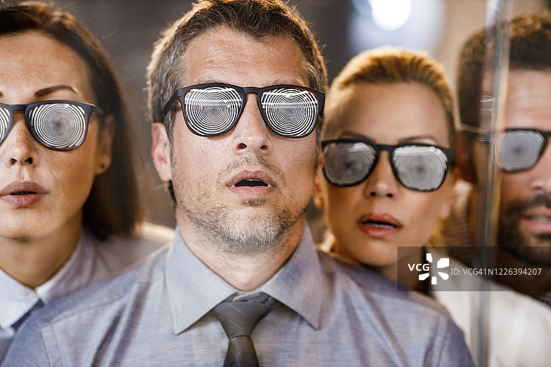 被操纵而无法看清真相的商人图片素材