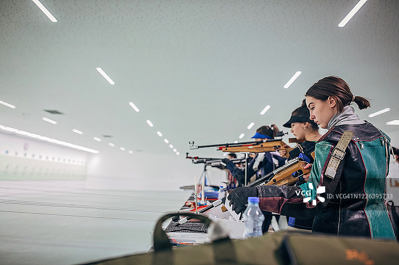年轻女性进行步枪射击练习图片素材