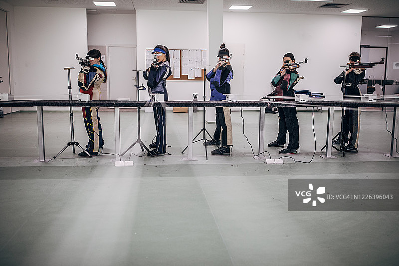 正在进行步枪射击训练的年轻少女们图片素材