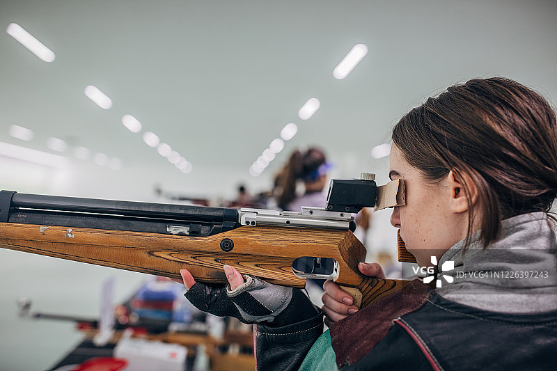 运动射击少女图片素材