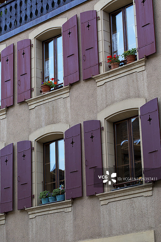 尼翁的房屋墙壁与开放的窗户图片素材