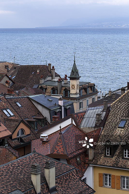 从上方俯瞰尼翁的屋顶和湖泊图片素材