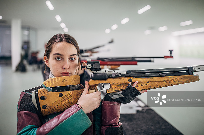 正在练习步枪射击的女人图片素材