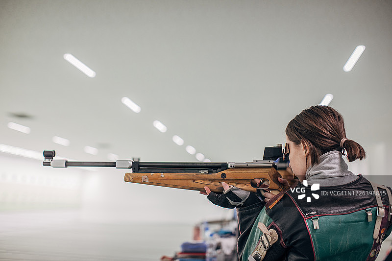一名少女参加步枪射击训练图片素材