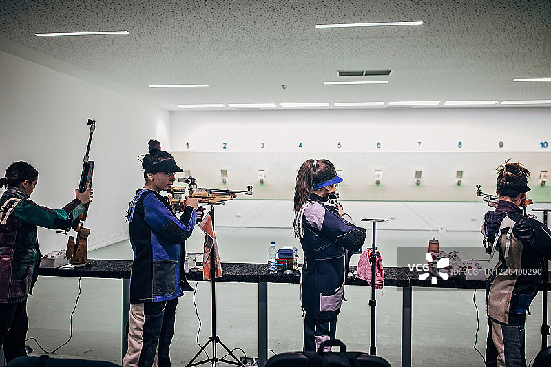 练习步枪射击的女孩们图片素材