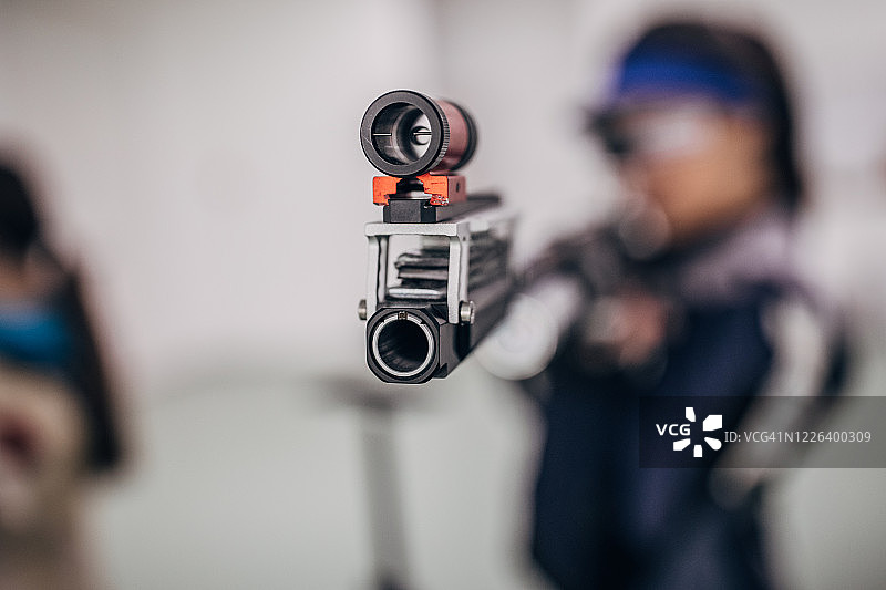 运动射击训练中的女孩图片素材