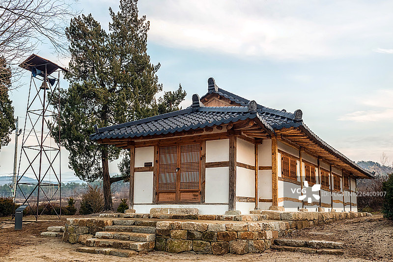 具有传统韩式建筑风格的古老天主教堂图片素材