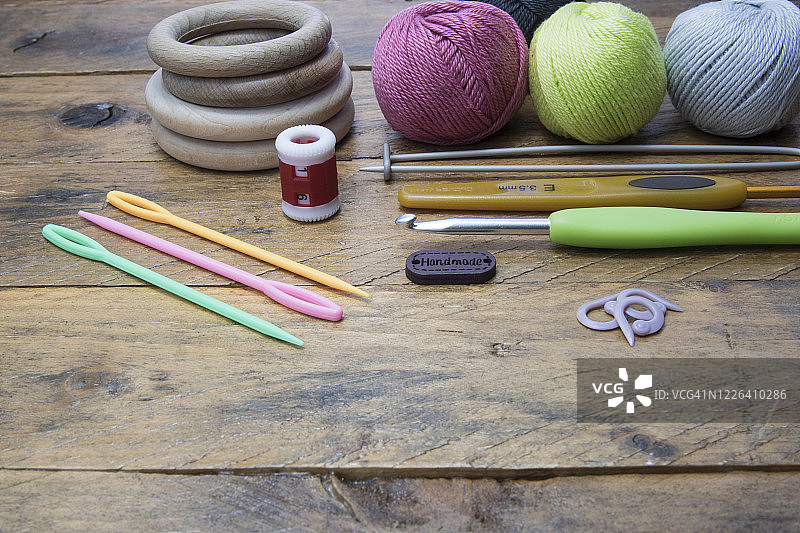 乡村木质背景上的钩针编织品图片素材