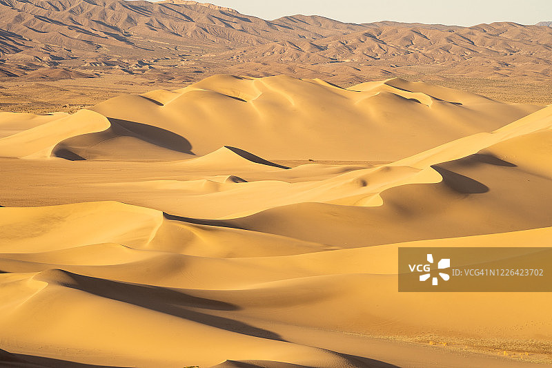 沙漠景观中的沙丘和山脉图片素材