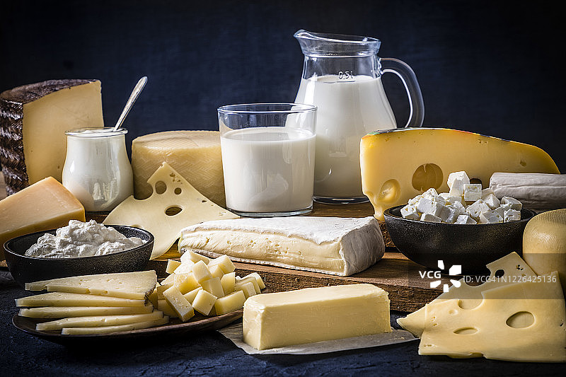 深蓝色背景上的各种乳制品图片素材