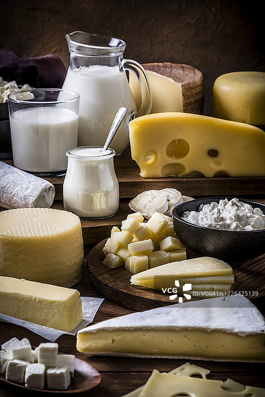 乡村木桌上的各种乳制品图片素材