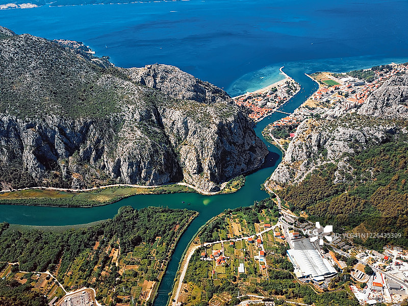 克罗地亚达尔马提亚海岸奥米斯和采蒂纳河鸟瞰图图片素材
