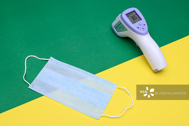 红外线温度计和口罩图片素材