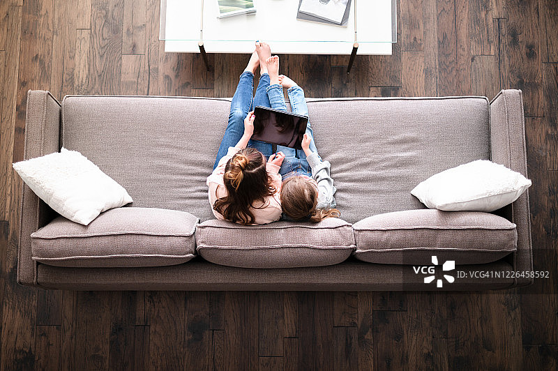 姐妹在疫情隔离期间看视频图片素材