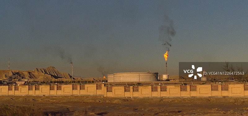 伊朗炼油厂和天然气公司燃烧的火焰，波斯湾，伊朗图片素材