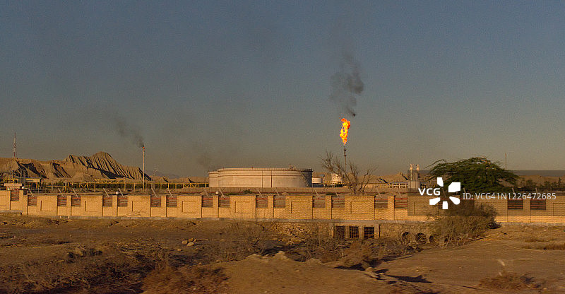 伊朗炼油厂和天然气公司燃烧的火焰，波斯湾，伊朗图片素材