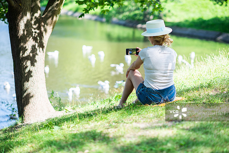 独自坐在湖边的女人图片素材