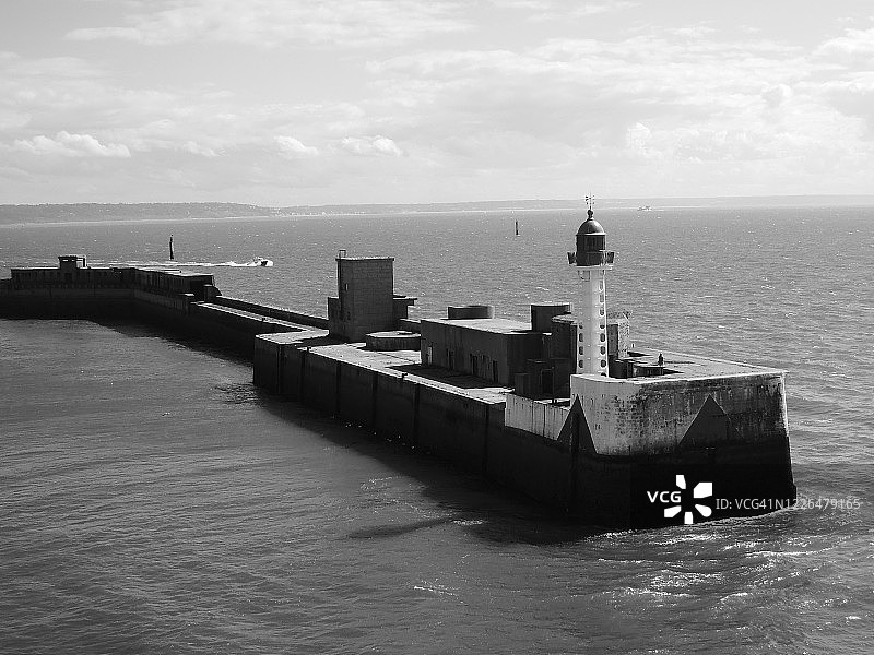 勒阿弗尔港口和灯塔（单色）图片素材