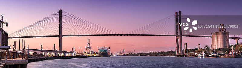 通往美国佐治亚州萨凡纳的塔尔梅奇大桥全景图片素材