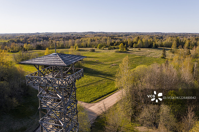 夏季俯瞰草地的观景塔航拍照片图片素材