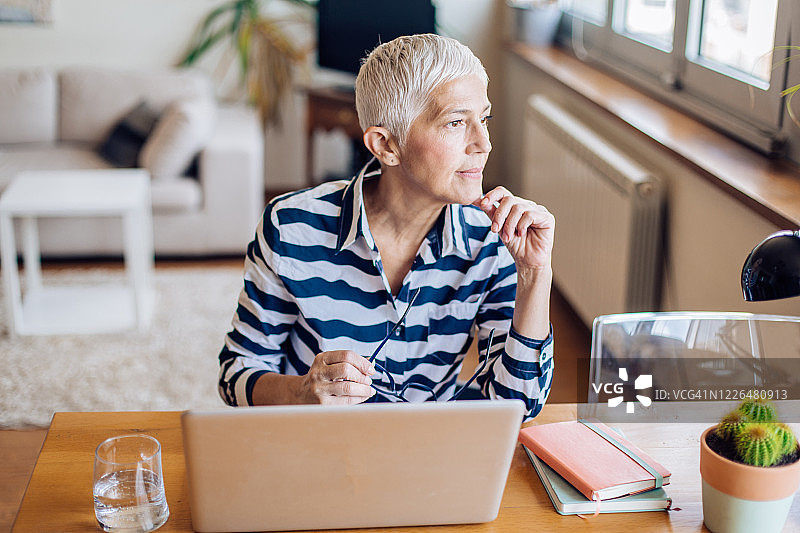 失业妇女试图寻找解决方案图片素材
