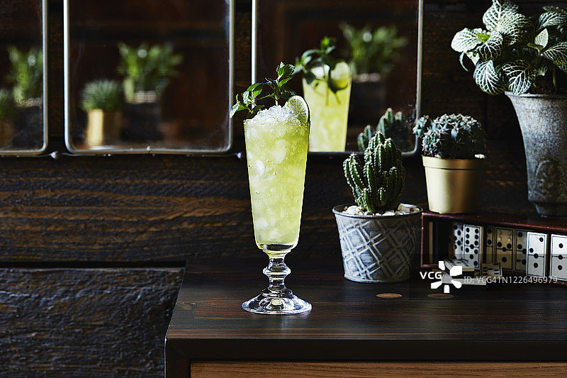 查特罗斯冰爽鸡尾酒图片素材