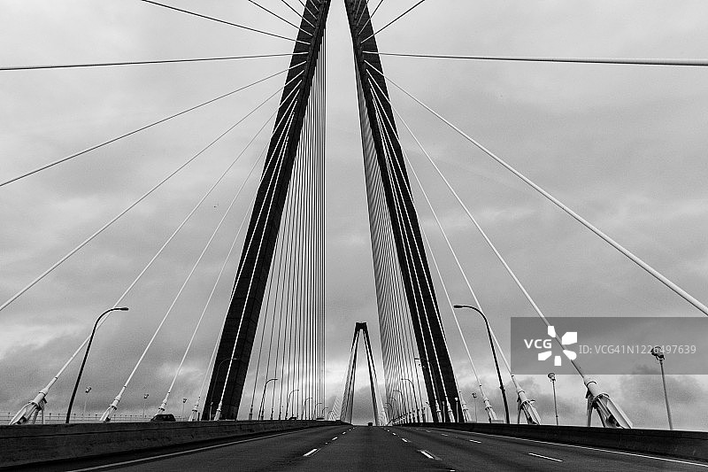 查尔斯顿亚瑟·拉文内尔大桥黑白照片图片素材