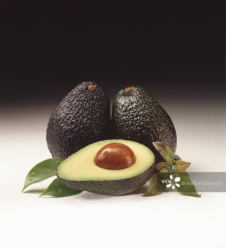 完整牛油果和切半的牛油果图片素材