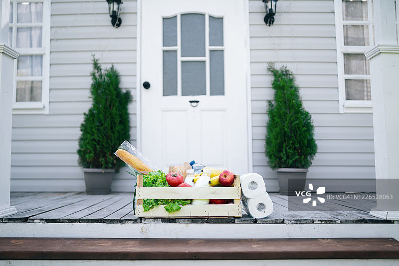 新冠疫情期间的食品外卖配送图片素材