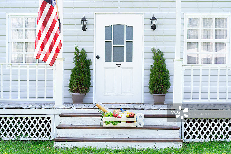 新冠疫情期间的食品外卖配送图片素材