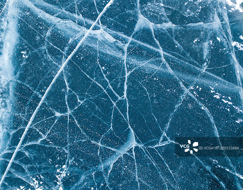 冬季贝加尔湖冰面裂缝与冰冻甲烷气泡图片素材