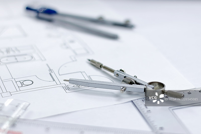 建筑师的工作场所：建筑平面图、指南针绘图工具、工程工具图片素材