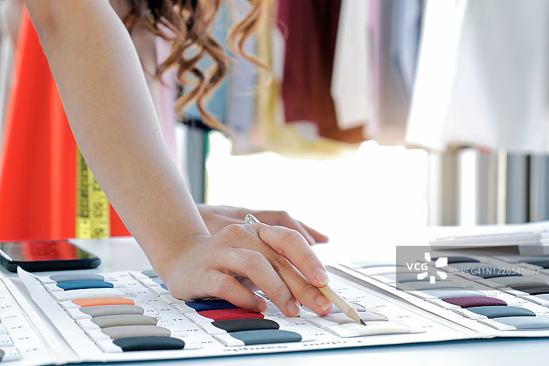 女性时装设计师在桌前工作图片素材