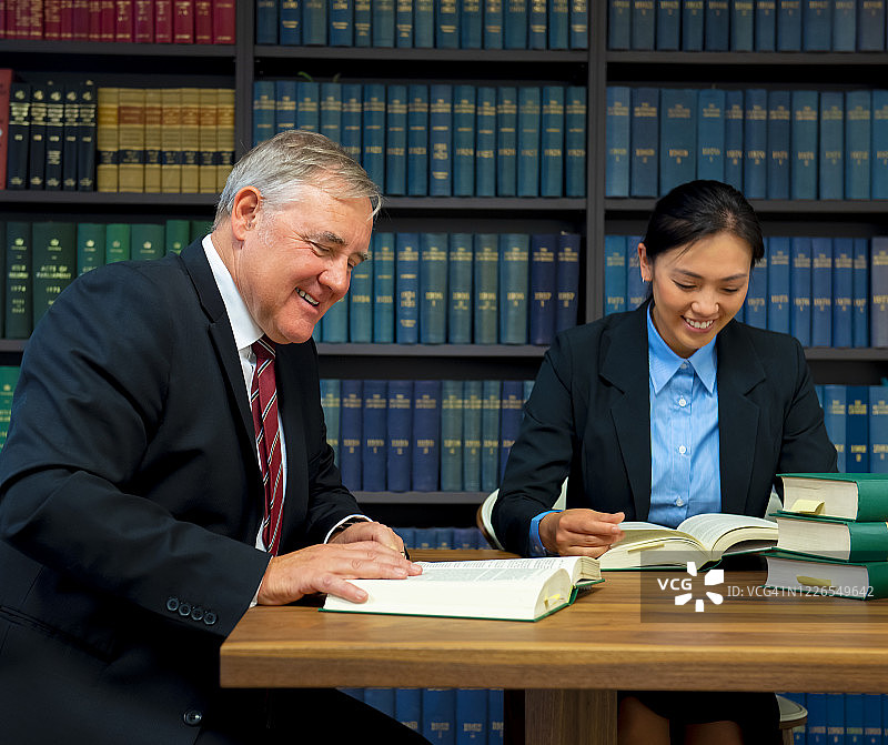 两名律师一起工作图片素材