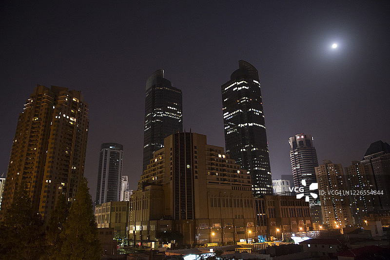 满月之夜的宏伟盖特威购物中心和双子塔图片素材