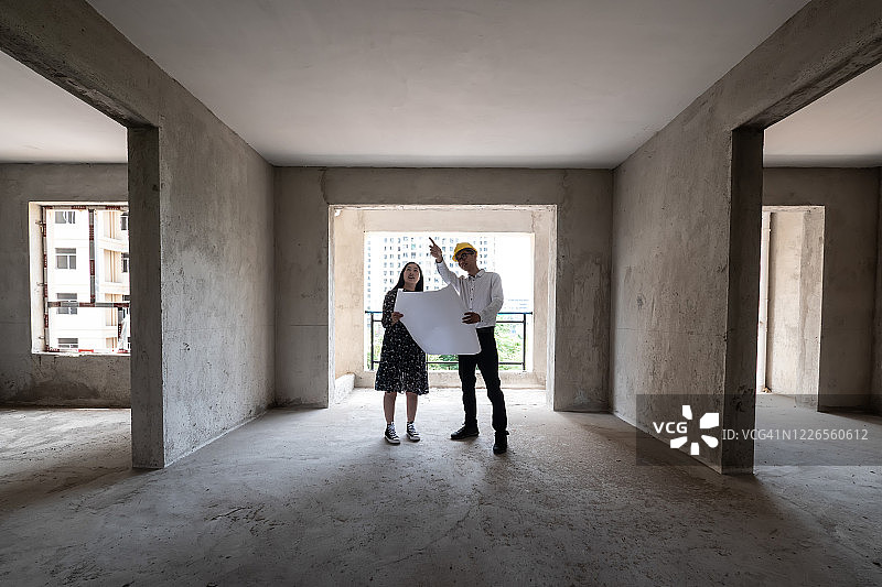 工程师与房主讨论房屋结构图片素材