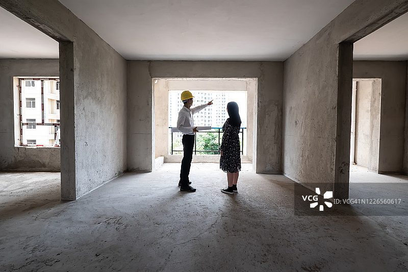 工程师与房主讨论房屋结构图片素材