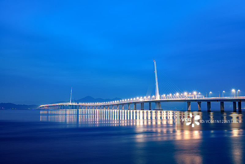 深圳夜景：深圳湾大桥图片素材