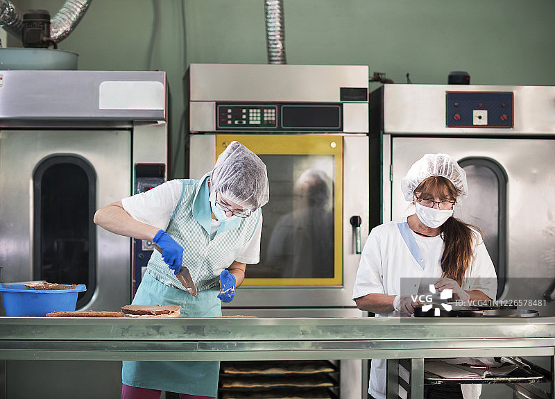 糕点店实验室内厨师正在准备甜蛋糕图片素材