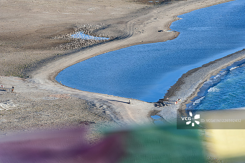 中国西藏蓝色湖泊和金色湖岸的航拍照片图片素材