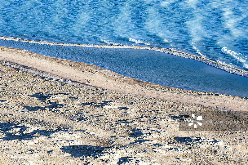 中国西藏蓝色湖泊和金色湖岸的航拍照片图片素材