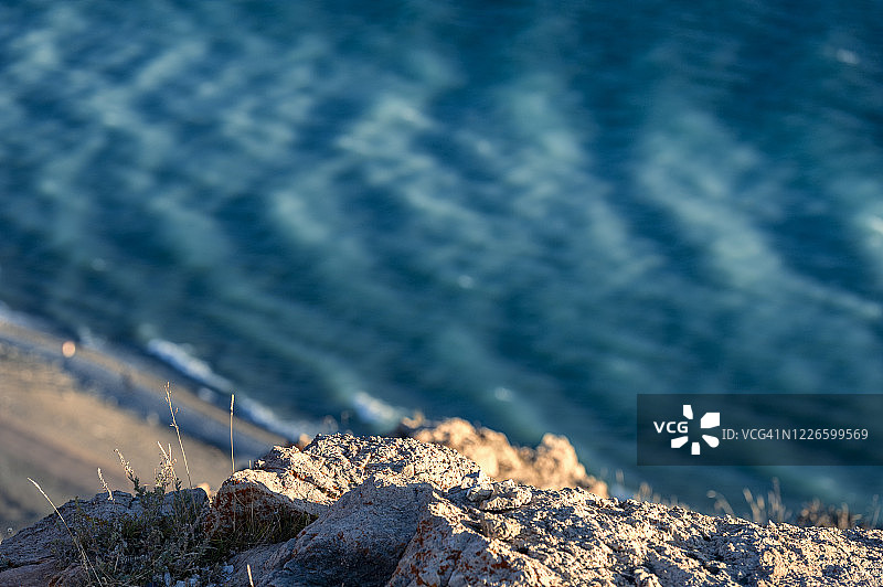 中国西藏蓝色湖泊和金色湖岸的航拍照片图片素材