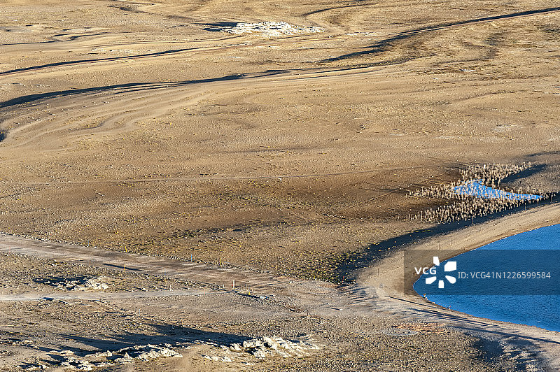 中国西藏蓝色湖泊和金色湖岸的航拍照片图片素材