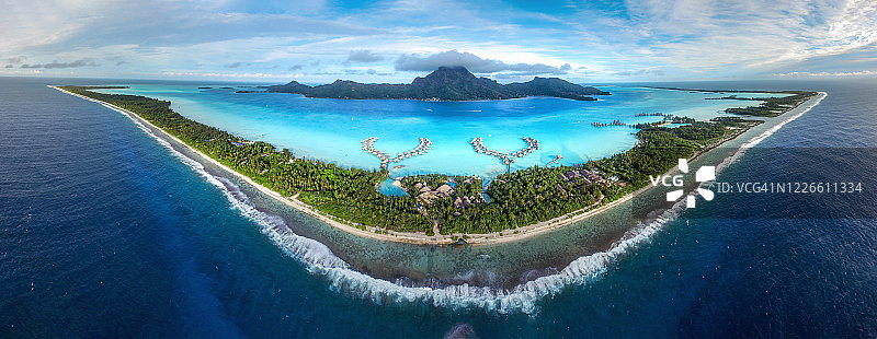 海岸线和蓝色大海与度假村和酒店的美丽全景航拍图片素材