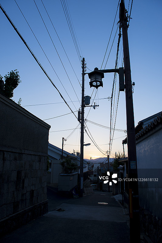 从奈良町地区看到的山间日落景色图片素材