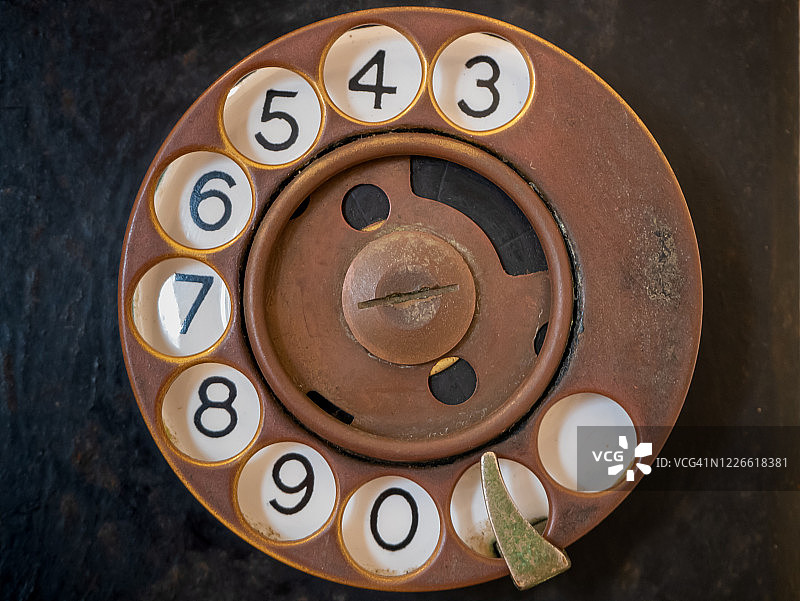 带数字和锈迹金属饰面的古董拨盘电话图片素材